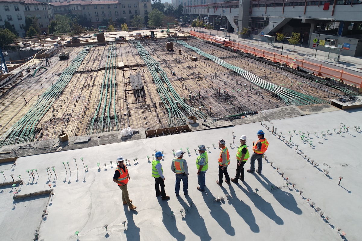Des professionnels du bâtiment réunis sur un chantier.