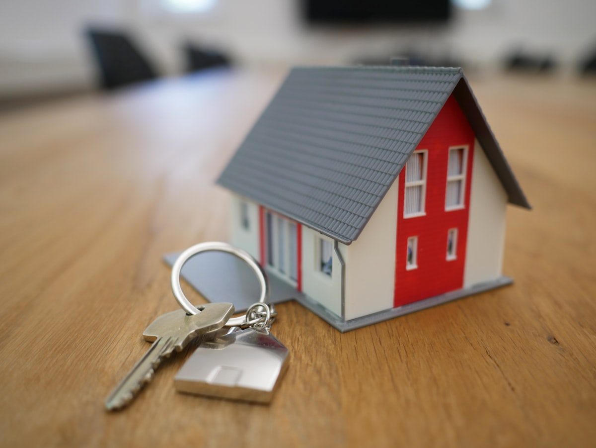 Une maquette de maison et un trousseau de clés.